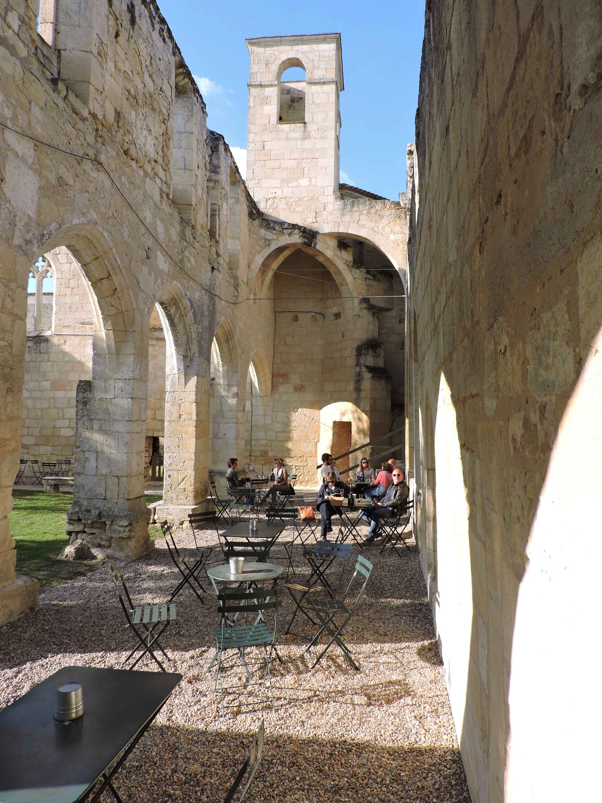 St Emilion: dove bere un buon vino francese all'interno di una vecchia chiesa a Les Cordeliers