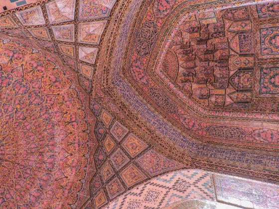 Il rosa degli intarsi: il soffitto della moschea rosa di Shiraz
