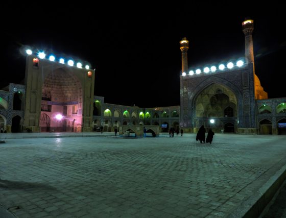 Il nero e l'islam: La piazza antistante la grande moschea Masjid-e-Jameh a Isfahan