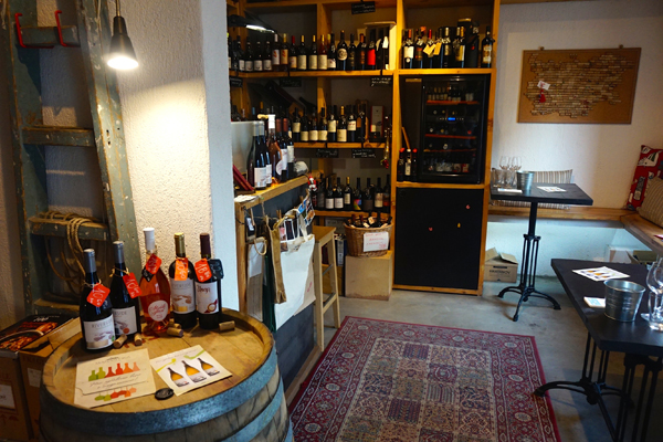 L'interno del wine shop Vino Orenda a Sofia in Bulgaria
