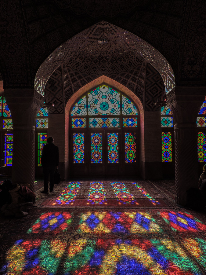 Al mattino la Nasir al-Molk Mosque è illuminata dalla luce naturale che entra dalle vetrate creando effetti straordinari