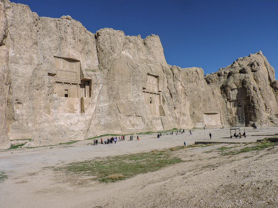 Vista di Naqsh-e Rostam and Naqsh-e Rajab