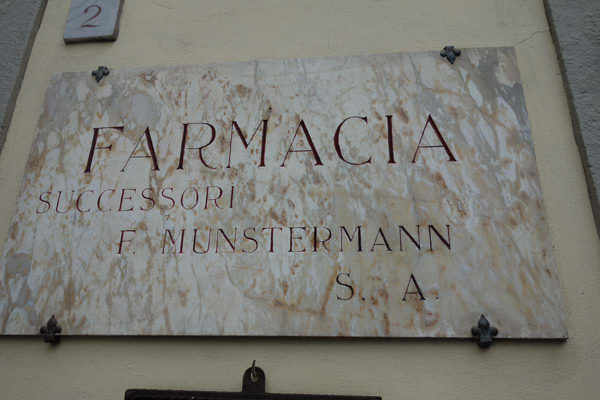 farmacia Munstermann in piazza Goldoni a Firenze