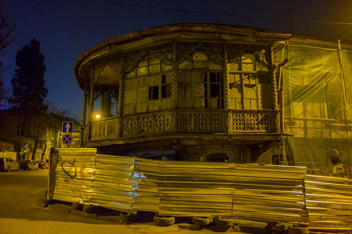 facciate decadenti nel centro storico di Tbilisi