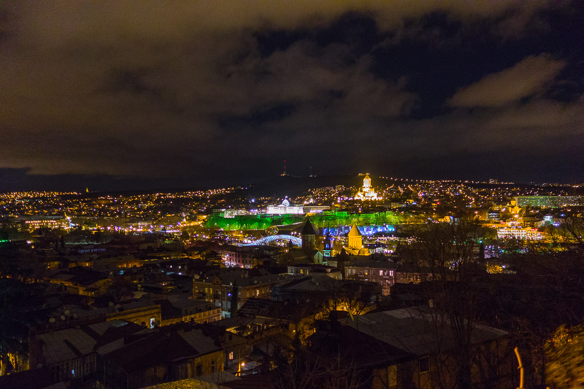 vista notturna di Tbilisi vista dalla parte vecchia