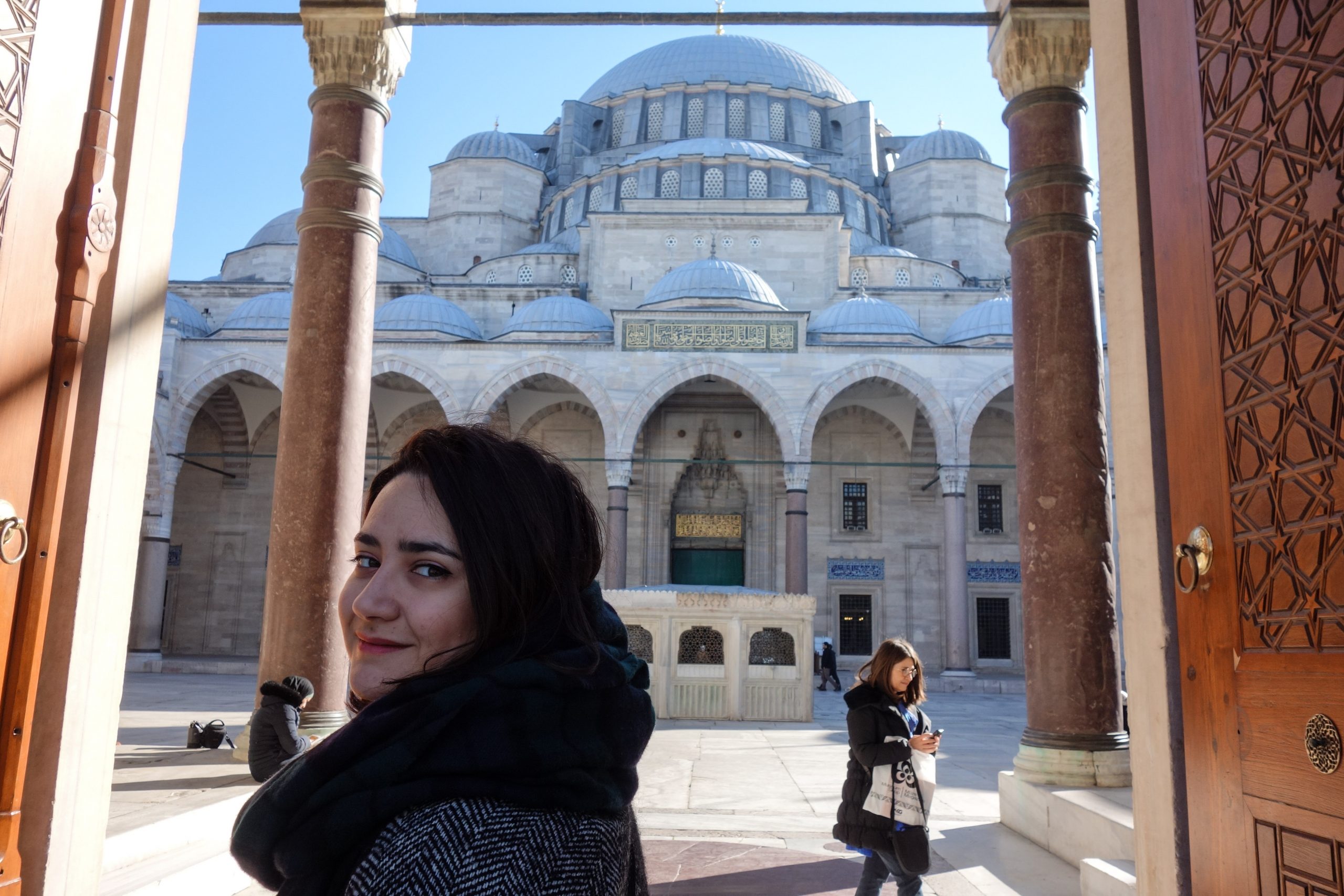 Alle all'ingresso della moschea Suleymaniye