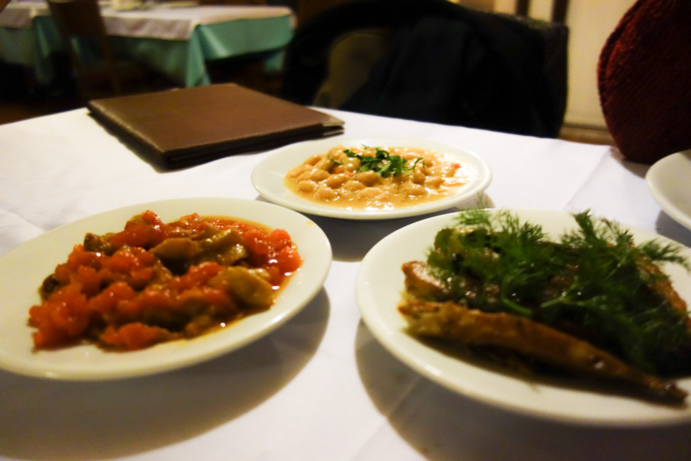 Alcune delle meze che abbiao scelto al Sahil Restaurant a Balat, Istanbul