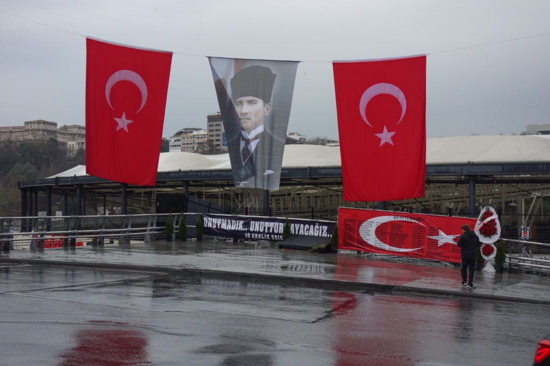 Bandiere e striscioni commemorativi dedicate ai caduti dell'attentato del 10 dicembre 2016 all'esterno dello stadio Besiktas