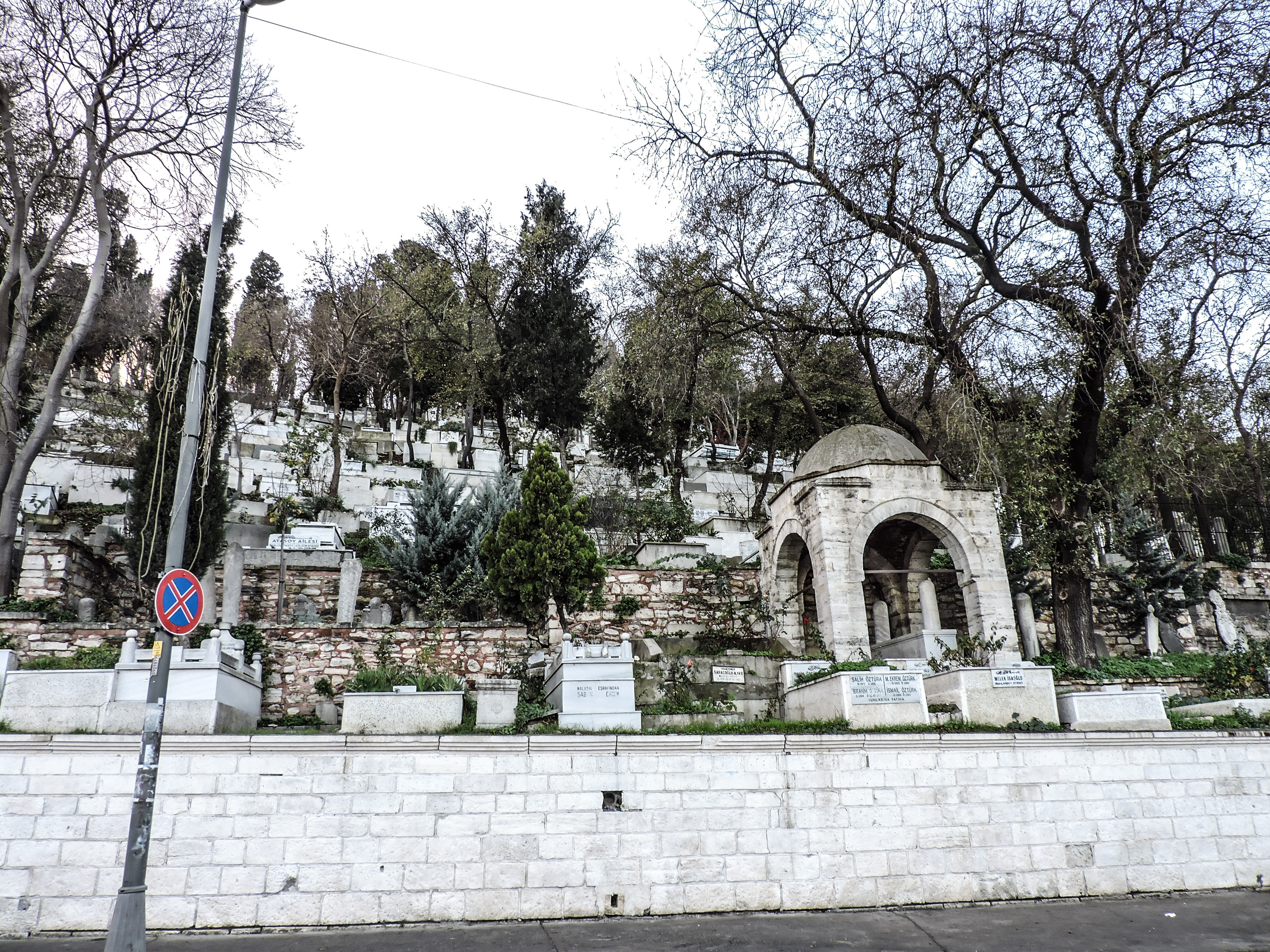 Il cimitero di Turgay Hantal Mezarlik dietro la moschea di Eyup a Istanbul