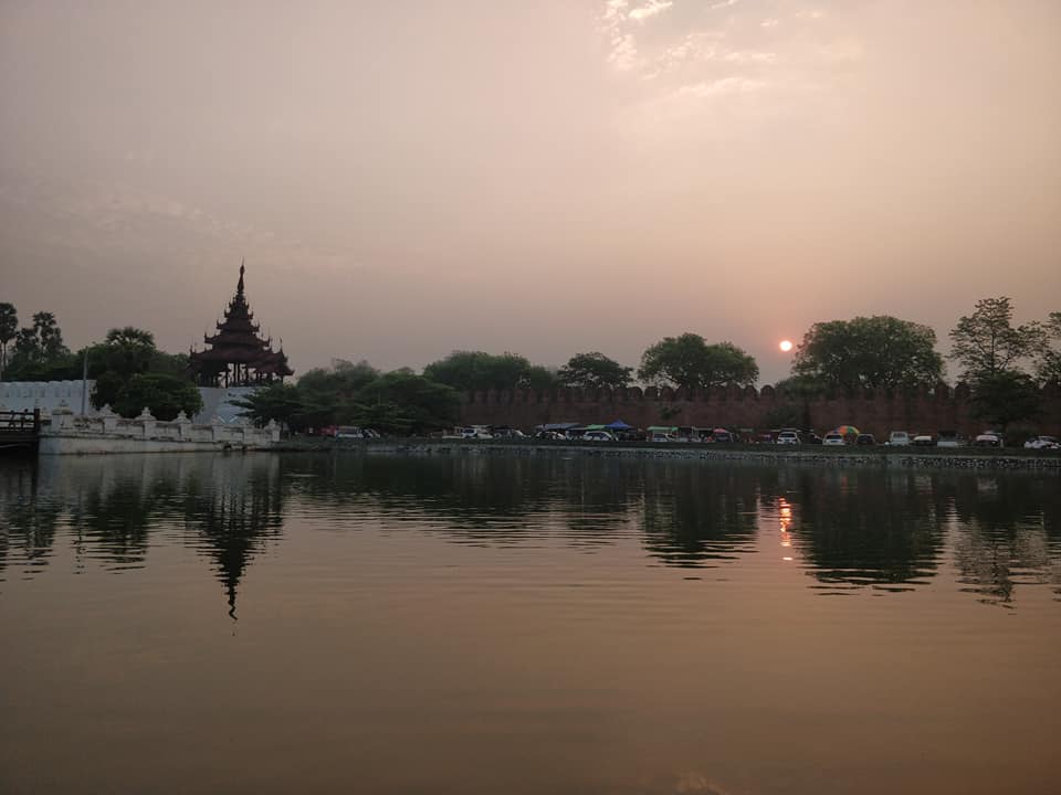 Le mura della cittadella di Mandalay all'alba