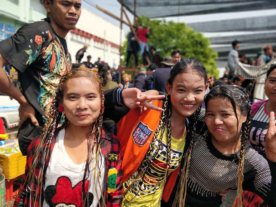 La nuova generazione di birmani a Mandalay in Myanmar