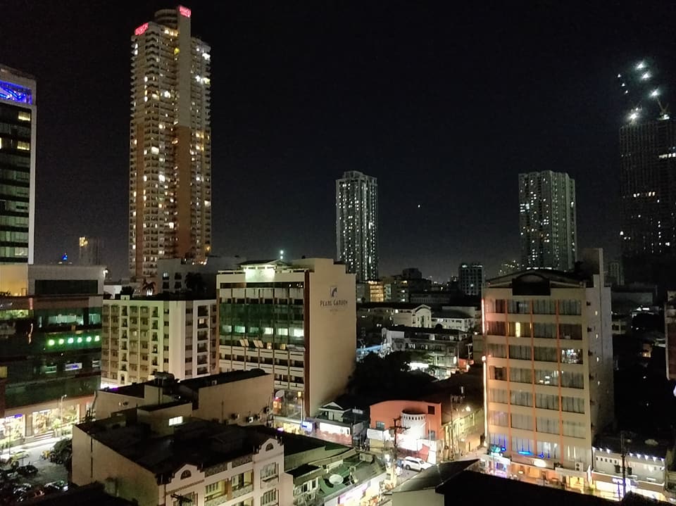 La skyline di Makati di notte vista da Malate a Manila
