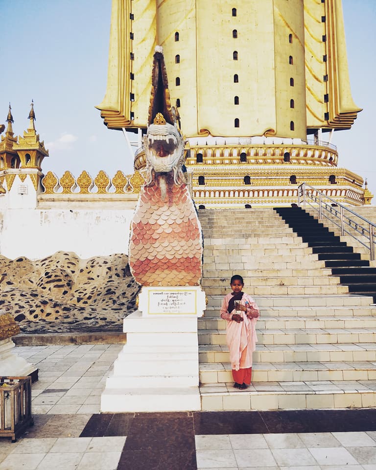 Maha Bodhi Htaung vicino monywa con una piccola monaca