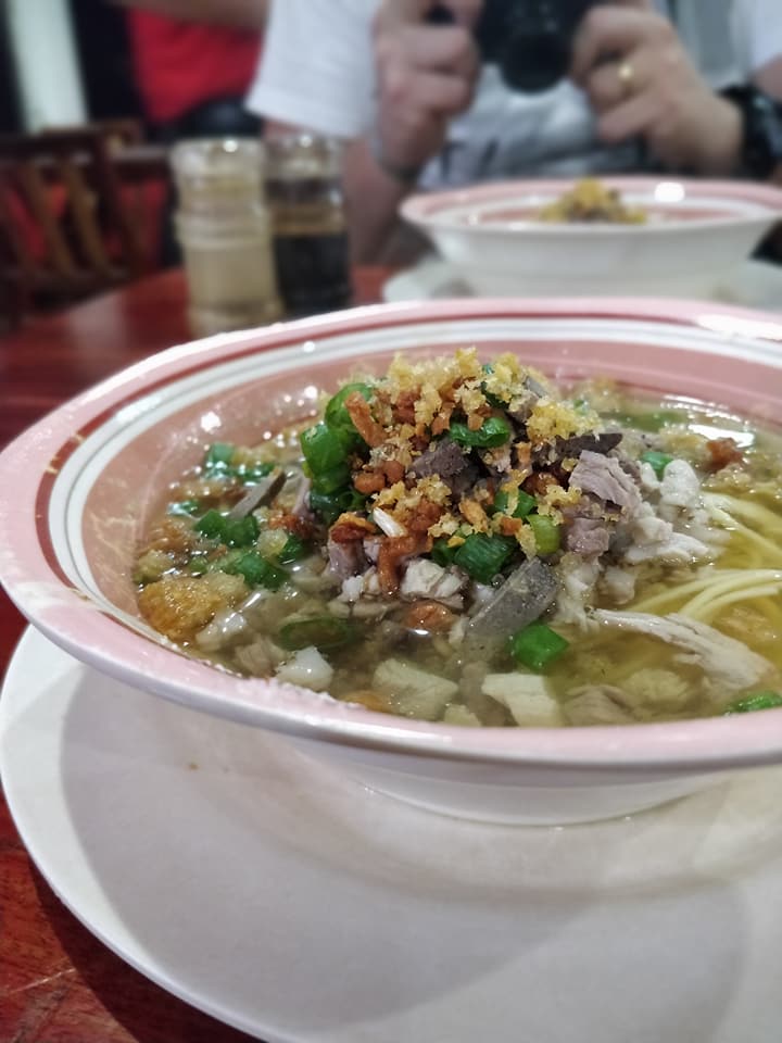 da “Netong" che si dice faccia il Lapaz Batchoy più buono della città, la zuppa di noodles tipica di qua fatta di frattaglie e ciccioli di maiale, brodo di pollo e lombata di manzo. 