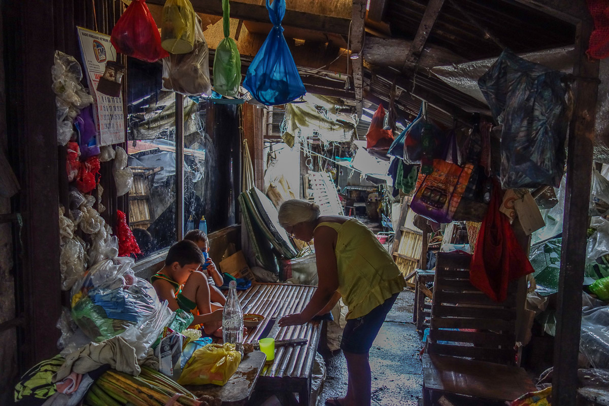famiglia nel lapaz market a ilo ilo nelle filippine