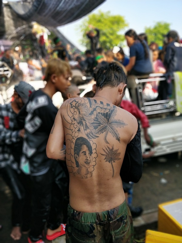 Giovani tatuati tra passato e futuro al Thingyan Water Festival 2018