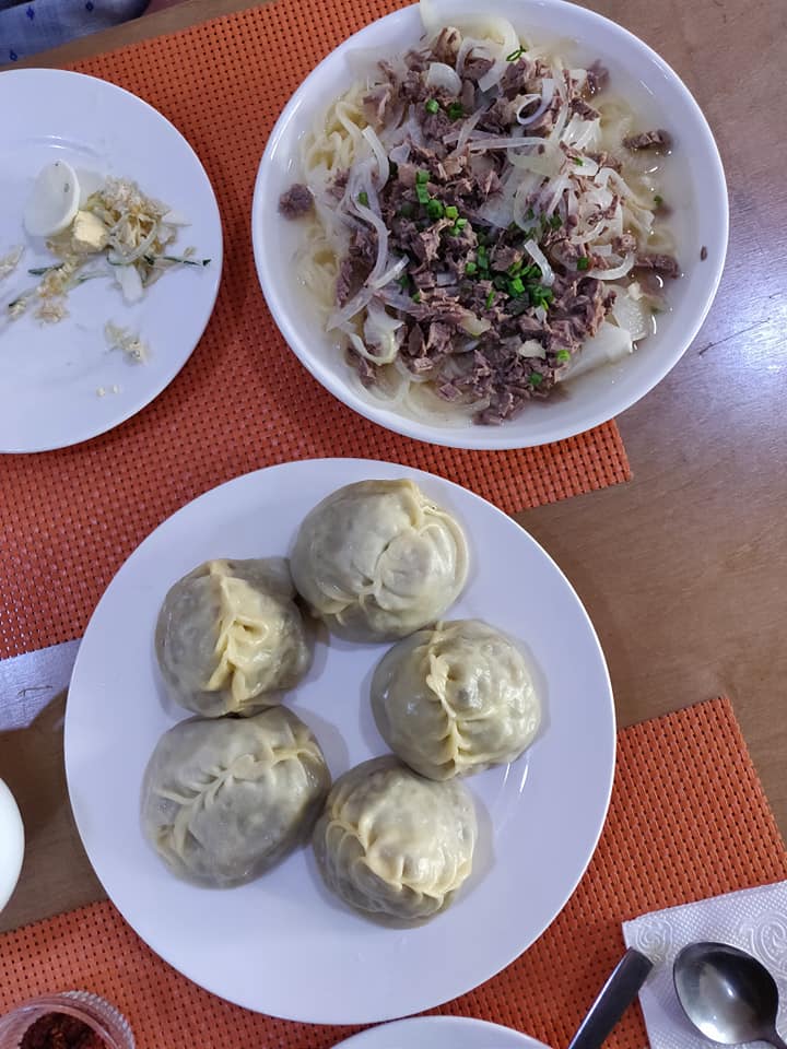 Manti (ravioloni) e beshbarmak (altro piatto della tradizione dungan tipica di Karakol in Kirghizistan