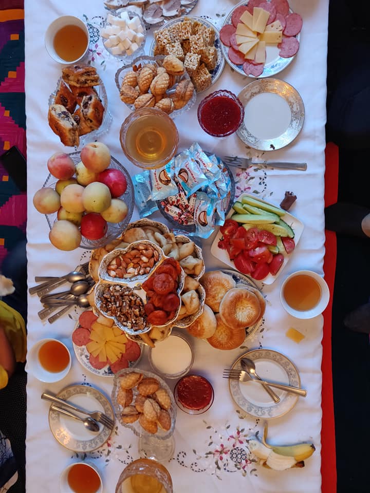 L'incredibile tradizionale tavola imbandita kirghisa preparata dai nostri amici Kirghisi