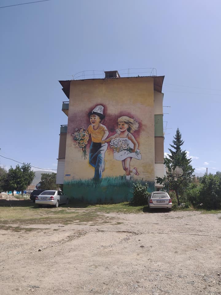 Spesso i brutti condomini sovietici hanno dei bellissimi murales che danno colore