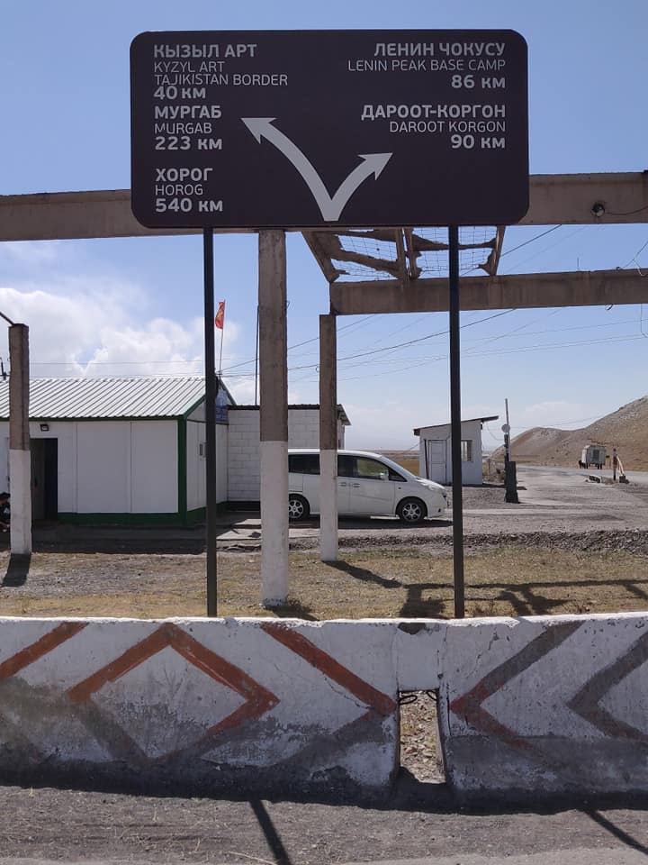 Cartelli stradali a Sary Tash al confine tra Kirghizistan e Tajikistan