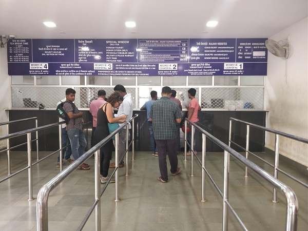 Per prenotare treni in India non sempre ci si deve recare in un ufficio specifico. A volte è possibile acquistarli direttamente nelle biglietterie in appositi sportelli