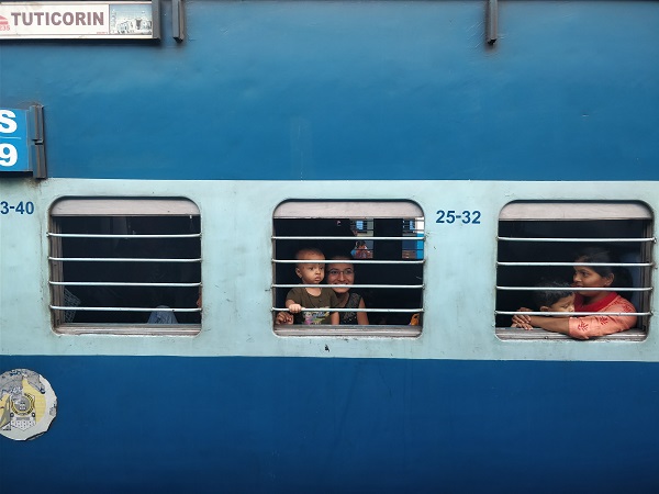I treni indiani a lunga percorrenza hanno diverse classi: le principali sono la sleeper e la AC con aria condizionata