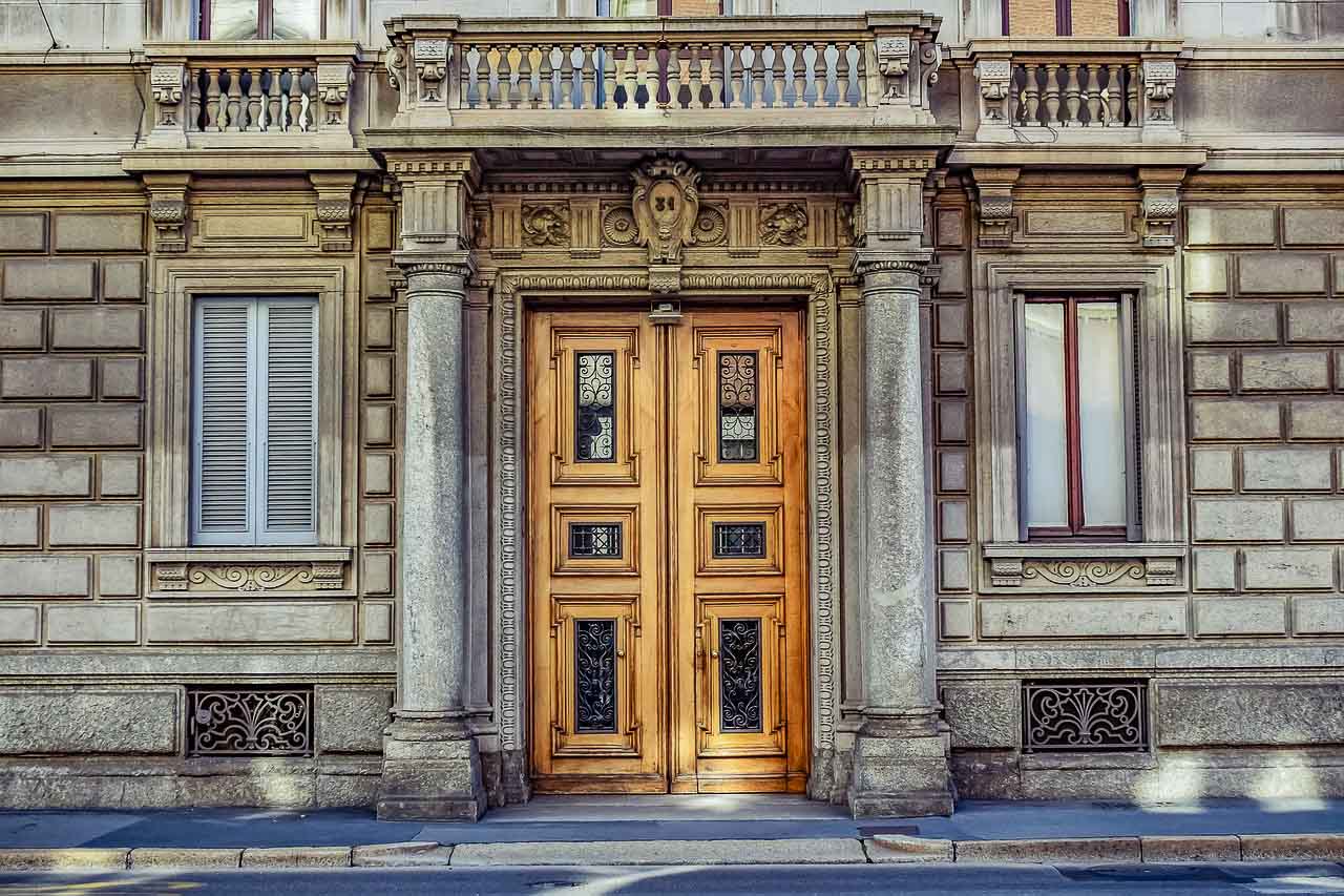 Porte di palazzi signorili in zona Porta Venezia a Milano