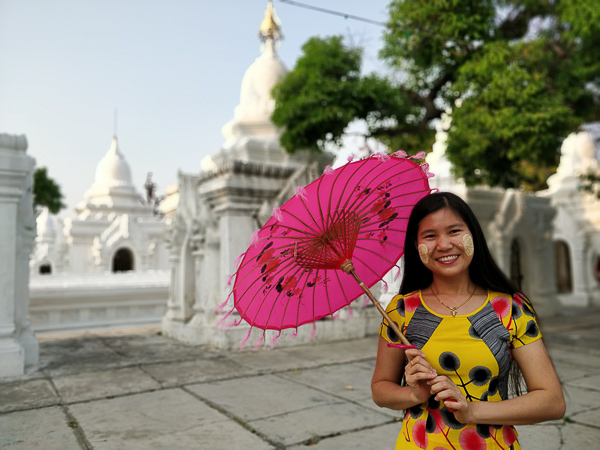 Ragazza burmese dalle guance decorate con Thanka