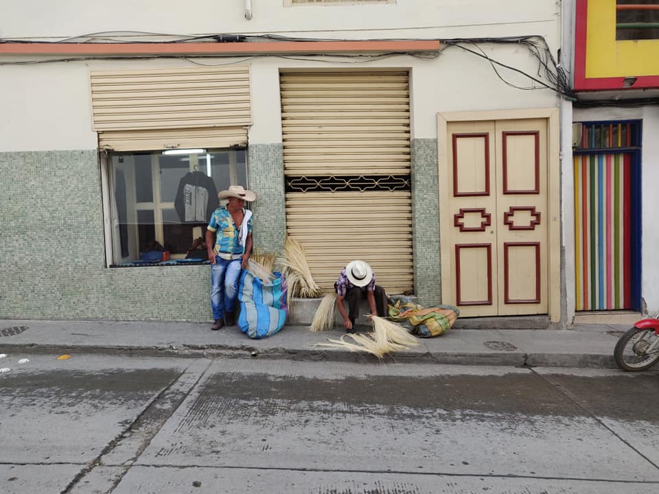 Per le vie di Aguadas, venditori di paglia per i famosi cappelli aguadeni