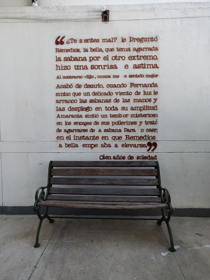 versi di cent'anni di solitudine nella casa museo di Gabriel Garcia Marquez ad Aracataca in Colombia