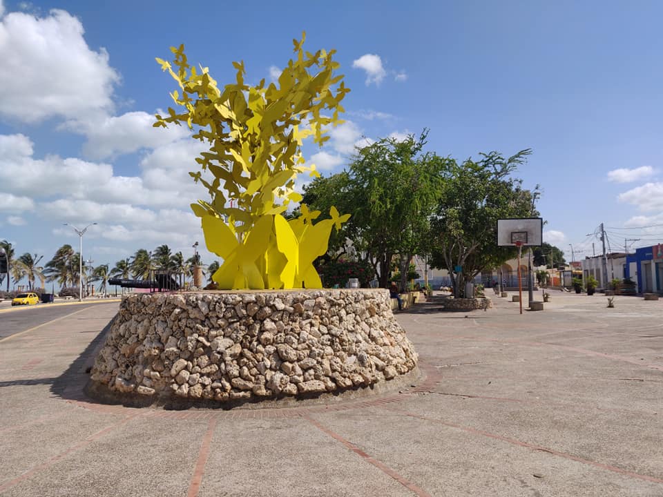 monumento alle farfalle gialle di Mauricio Babilonia, personaggio di cent'anni di solitudine, a Rioacha in Colombia