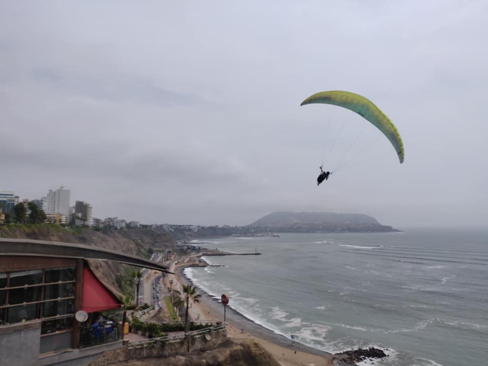 Parapendio con vista su Miraflores e la costa di Lima