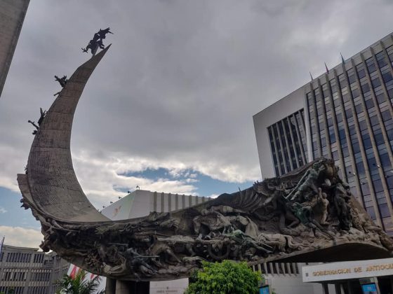 Il Monumento a la raza di Rodrigo Arenas Betancurt davanti all'alcaldia di Medellin