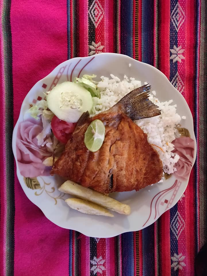 la trucha a la plancha, piatto tipico della Bolivia e in particolare di Copacabana