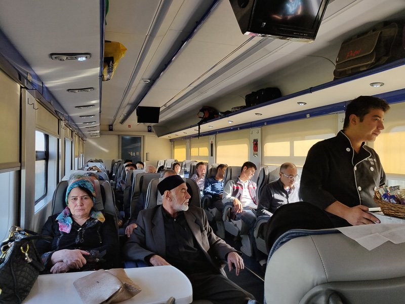 L'interno di un treno diurno tra Tashkent e Samarcanda durante il nostro Uzbekistan Tour