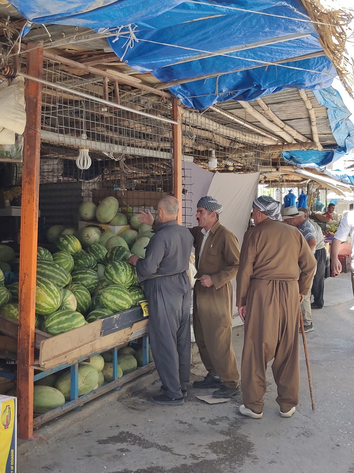 Al mercato di Soran: uomini in abito tipico curdo