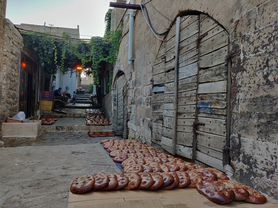 La sera, nei vicoli di Mardin, i panifici asciugano il pane alla cannella spandendo un profumo inebriante nell'aria